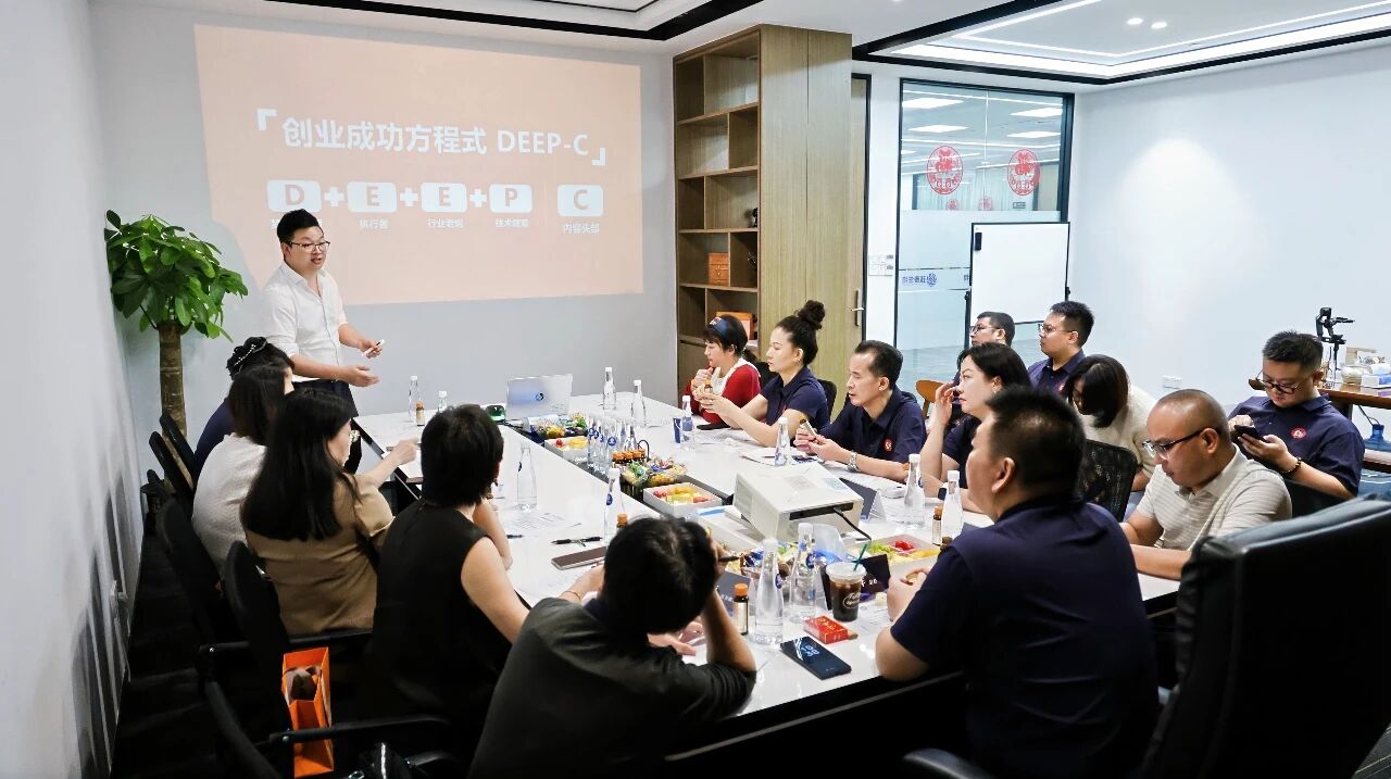 广州市贵州商会会员在赵辉会长带领下走进会员黄建国企业——广东臻泰生物科技有限公司,开展了一场深度走访交流。